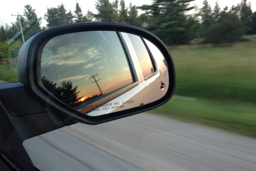 Adiós al espejo clásico: así funcionan los coches con cámaras y qué ventajas tienen 3 Las cámaras en el retrovisor de los coches mejoran la conducción y reducen puntos ciegos