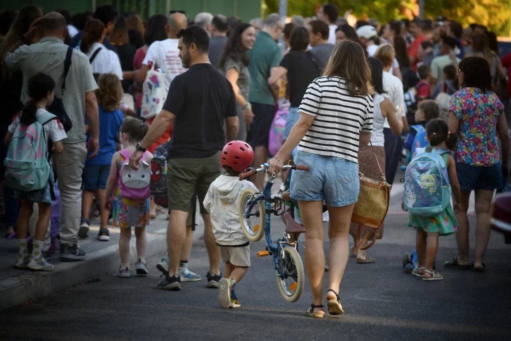 "Usan vaporizadores": Los padres claman al cielo por el calvario de los colegios de Madrid 3 Familias con niños saliendo de un colegio de la Comunidad de Madrid