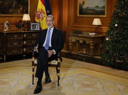 Los entresijos detrás del discurso de Navidad del Rey Felipe VI. de pie, plano secuencia, cuatro idiomas... Los entresijos detrás del discurso de Navidad del Rey Felipe VI: de pie, plano secuencia, cuatro idiomas...