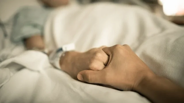 Más de 300 personas murieron esperando la eutanasia en España: el desafío de acelerar los procesos sin comprometer la seguridad