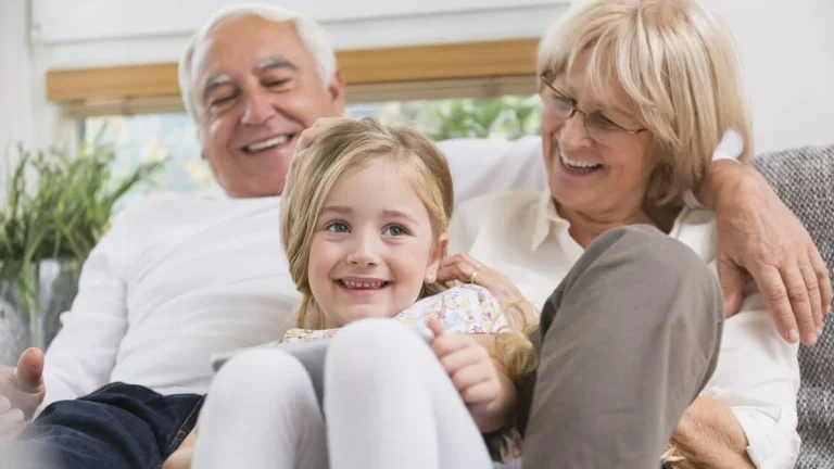 La Navidad la pagan los abuelos con compras, sobrecarga y cuidado en los hogares