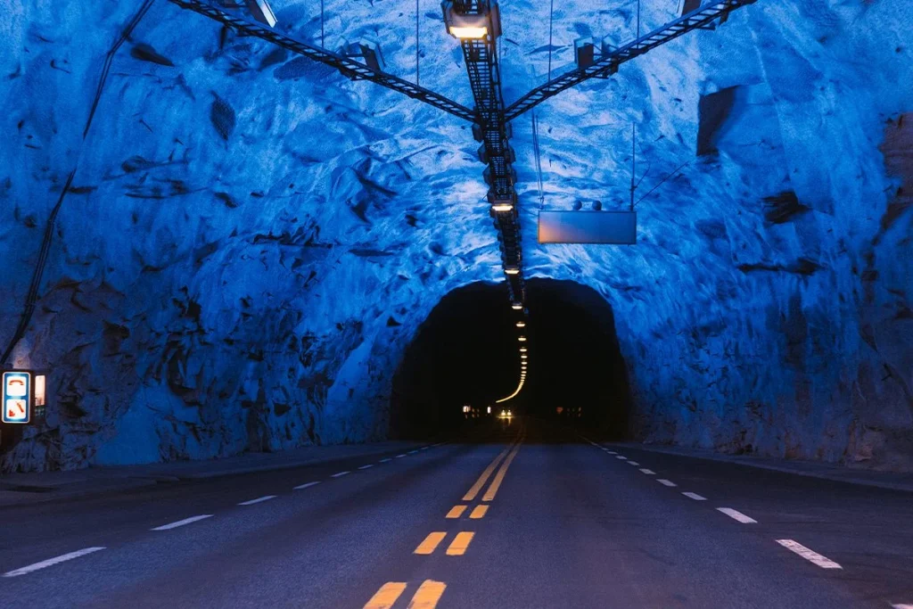 Ingeniería al límite: perforadoras gigantes, robots y turnos sin pausa para construir la megainfraestructura submarina del siglo XXI 1 Perforadoras colosales y robots automatizados levantan una megainfraestructura submarina sin detener los trabajos