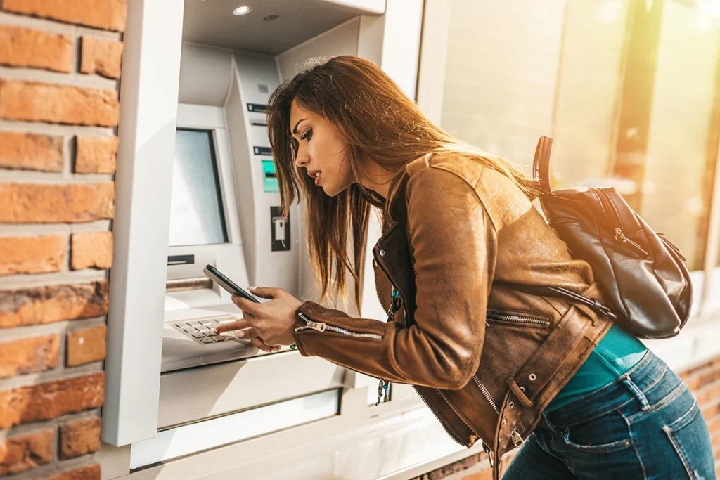 Los expertos piden evitar los cajeros que dan directamente a la calle por este motivo 4 Por qué deberías evitar los cajeros exteriores según las advertencias de seguridad más recientes