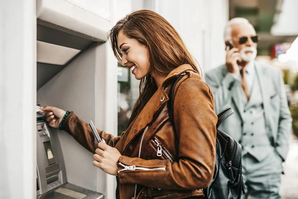 Los expertos piden evitar los cajeros que dan directamente a la calle por este motivo 1 Razones de seguridad para no utilizar cajeros automáticos que dan directamente a la vía pública