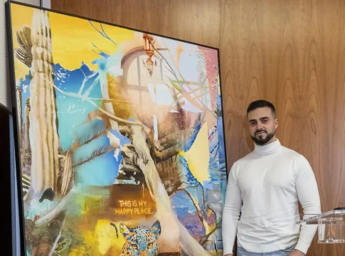 Richard García junto a su obra