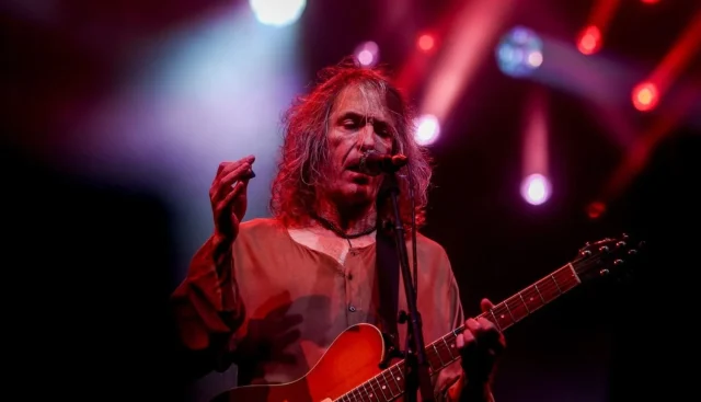 Muere Robe Iniesta, vocalista de Extremoduro y referente del rock español