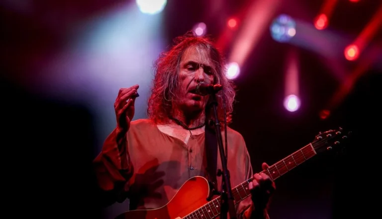 Muere Robe Iniesta, vocalista de Extremoduro y referente del rock español