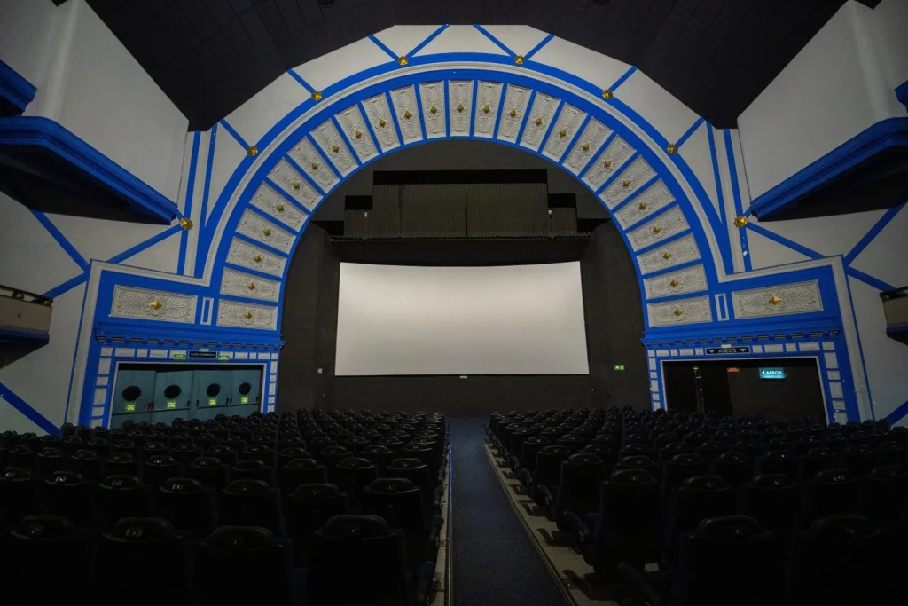 El peso del cine español crece en la taquilla en medio de la crisis de Hollywood 1 Sala del cine comedia en su último día. Fuente: Agencias