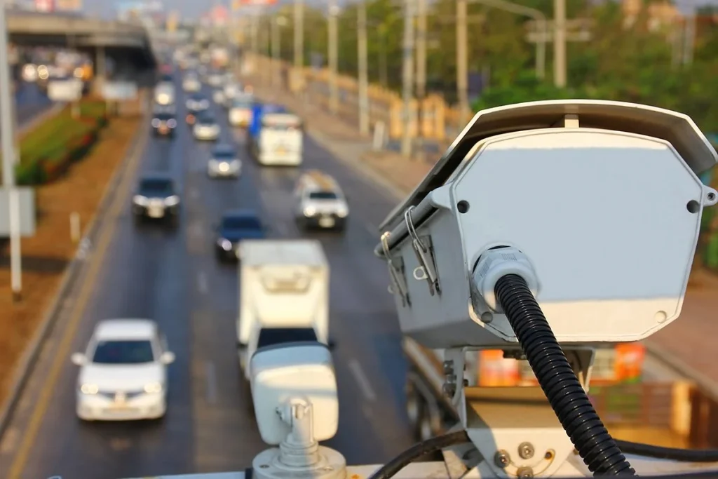 La IA ya pone multas en España: así puede sancionarte en Madrid y Barcelona sin que un agente te pare 1 Sistemas de inteligencia artificial aplican sanciones en Madrid y Barcelona detectando infracciones automáticamente