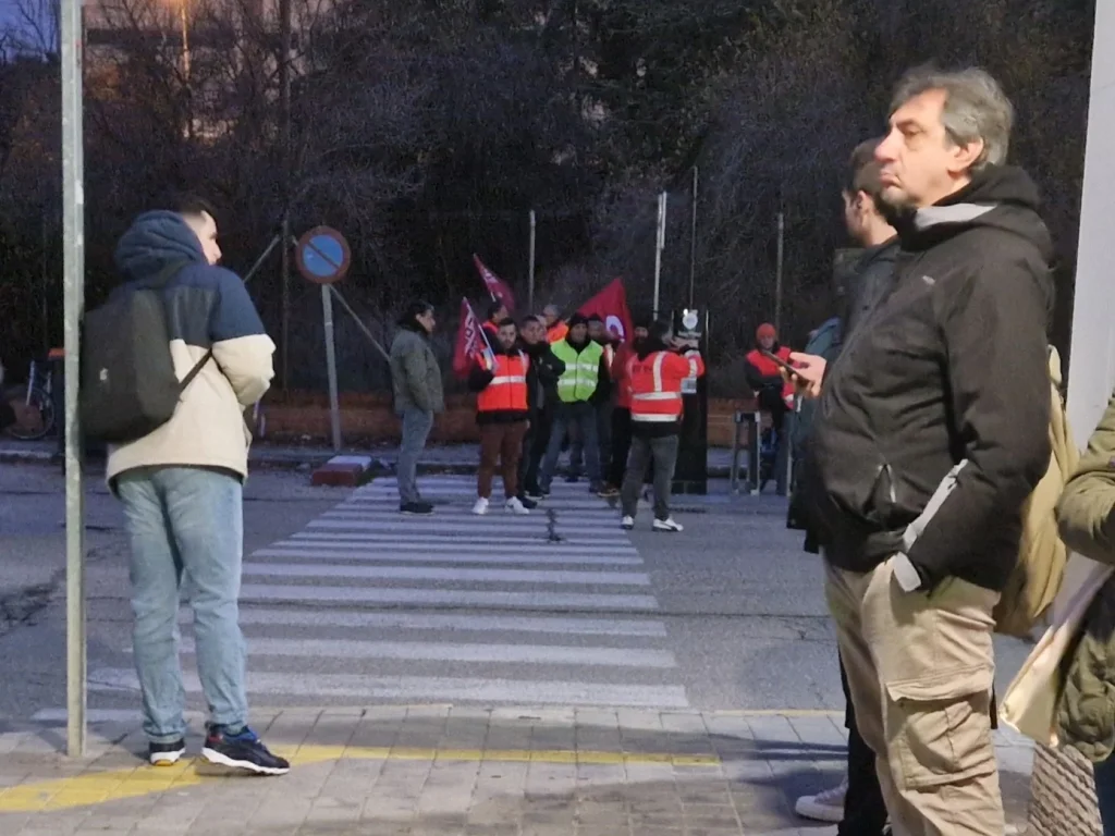 Trabajadores en huelga de Btren frente a la parada de autobús en la entrada de la estación de Fuencarral de Renfe Cercanías Madrid