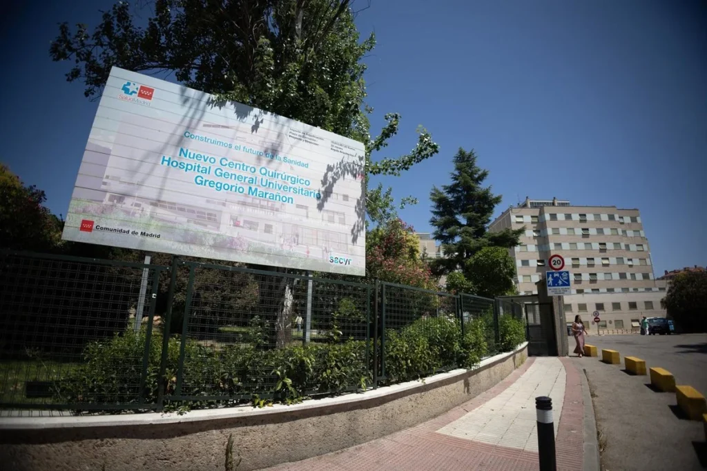 El asterisco de los presupuestos récord de la Comunidad de Madrid en 2026: más dinero a tauromaquia y menos a cultura 1 Un cartel que anuncia obras en el Hospital Gregorio Marañón