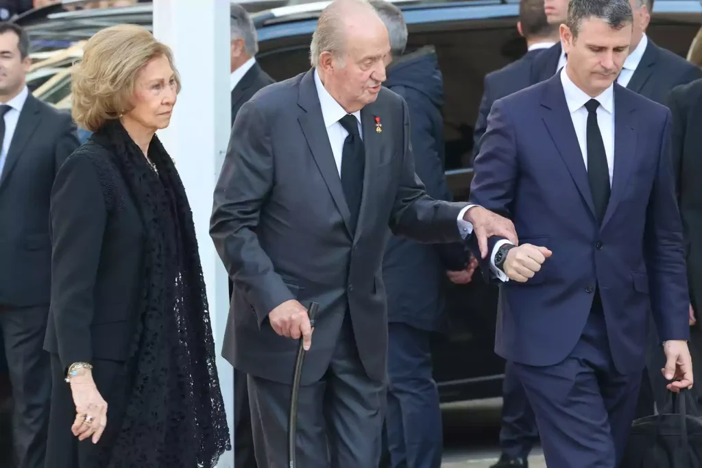La inesperada postal navideña de Juan Carlos I y Sofía resquebraja la tradición de la Familia Real 3 Un contexto familiar de distancias y almuerzos correctos