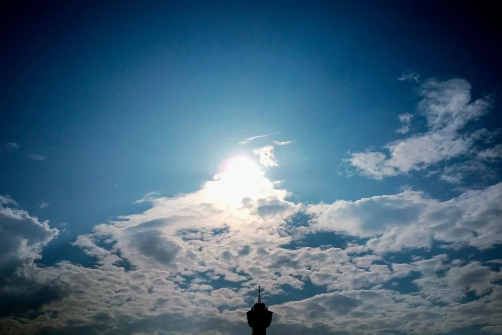 Un estudio revolucionario confirma que la vida pudo haber "llovido del cielo": Los científicos explican cómo 2 Un estudio científico confirma la teoría de que la vida pudo llegar a la Tierra lloviendo del cielo