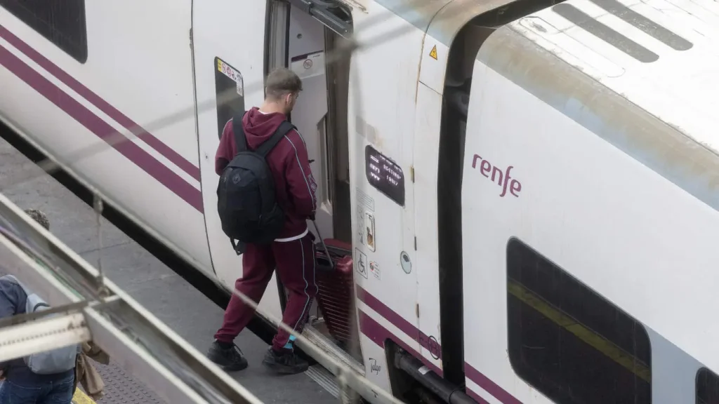 El nuevo abono único de transportes vuelve a olvidar la renta y es otra pelota en el tejado de las comunidades autónomas 1 Un viajero entra en un tren de Renfe