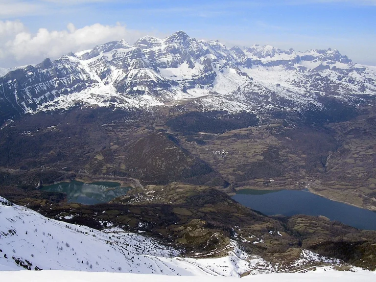 El pueblo de Huesca que es la puerta al paraíso del esquí: está a 10 minutos de Formigal
