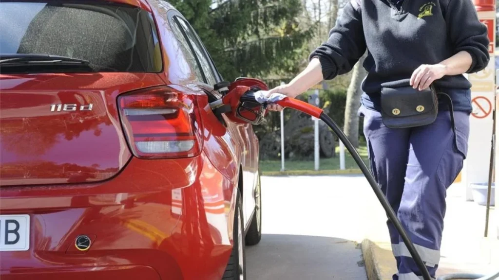 Viajar en Navidad será un poco más barato por lo que está pasando con la gasolina y el diésel Fuente: Europa Press