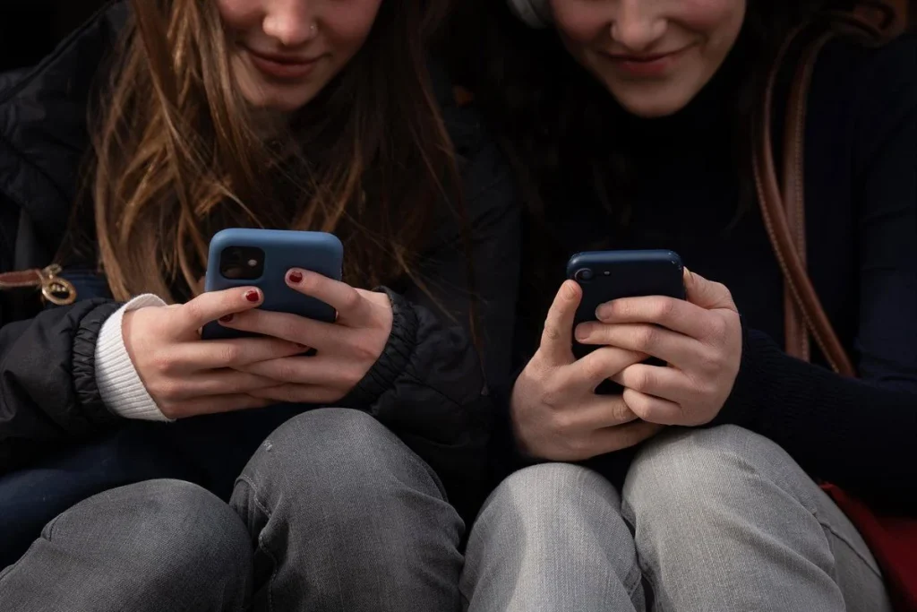 De TikTok a la ansiedad: la paradójica generación Z es la que vive más segura pero la que percibe más amenazas 1 Vivir hiperconectados no significa vivir tranquilos