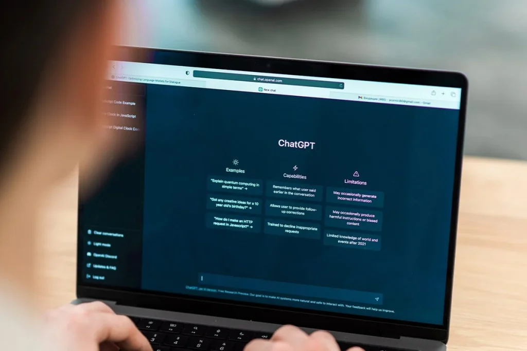 Cibercrimen evoluciona con IA: WormGPT 4 y KawaiiGPT son los ChatGPT que los criminales usan en la oscuridad 1 WormGPT 4 y KawaiiGPT emergen como los ChatGPT oscuros utilizados por el cibercrimen avanzado