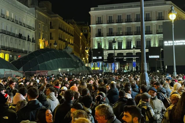 Los cierres injustificados de la estación de Sol frustran a los madrileños: "Para todos menos para los que trabajamos aquí"
