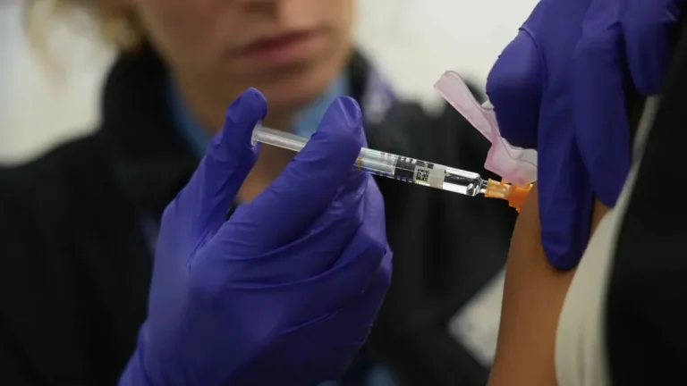 El escudo invernal: así funcionan las nuevas vacunas 'todo en uno' contra COVID y gripe