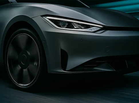 Frenar sin frenos Automocion futurista coche electrico en movimiento