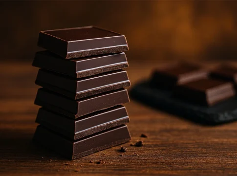 El secreto del chocolate negro: Este compuesto químico podría revolucionar la lucha contra el envejecimiento chocolate negro compuesto quimico en laboratorio futurista
