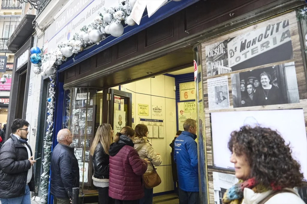 Colas en la administración de loterías de Doña Manolita, en Madrid