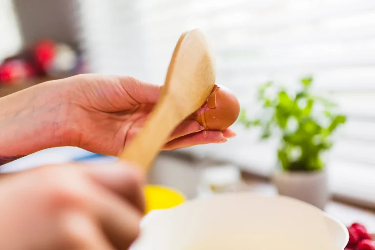 Mete tu cuchara de madera en agua hirviendo: lo que sale de ella te dará tantas ganas de vomitar que la tirarás