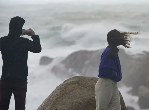 dos personas ante el viento y el oleaje Dos personas ante el viento y el oleaje