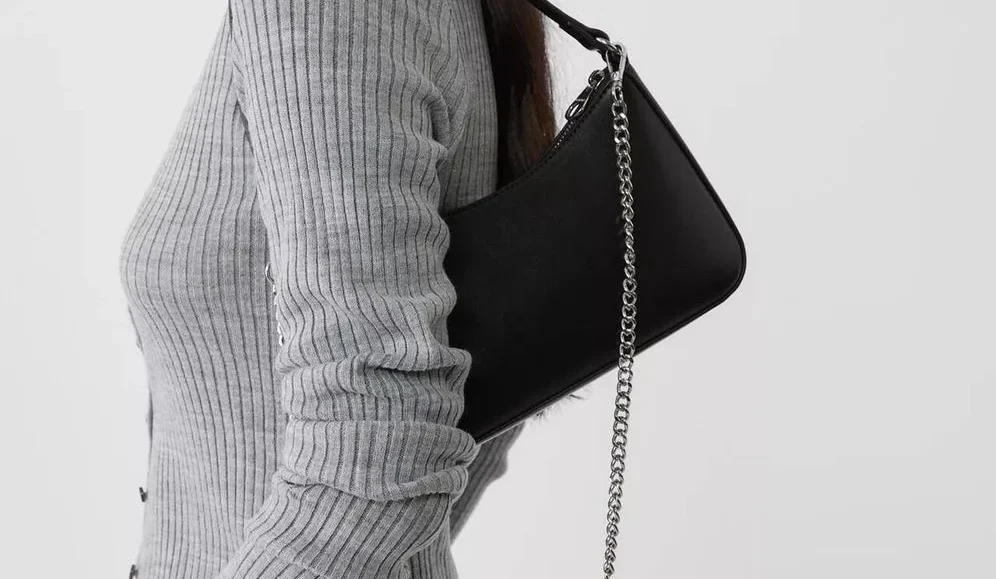 El clásico negro con cadena: elegancia eterna y versátil 