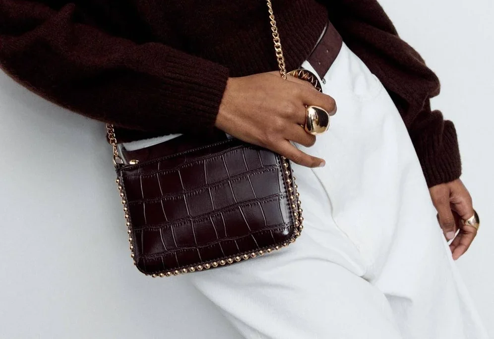 La bandolera granate: la reina de la funcionalidad elegante