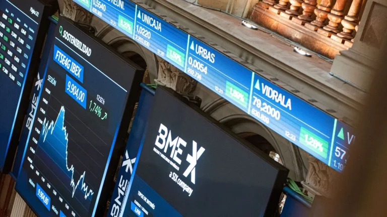 CaixaBank, Ferrovial y Fluidra, las firmas del IBEX más transparentes en ciberseguridad