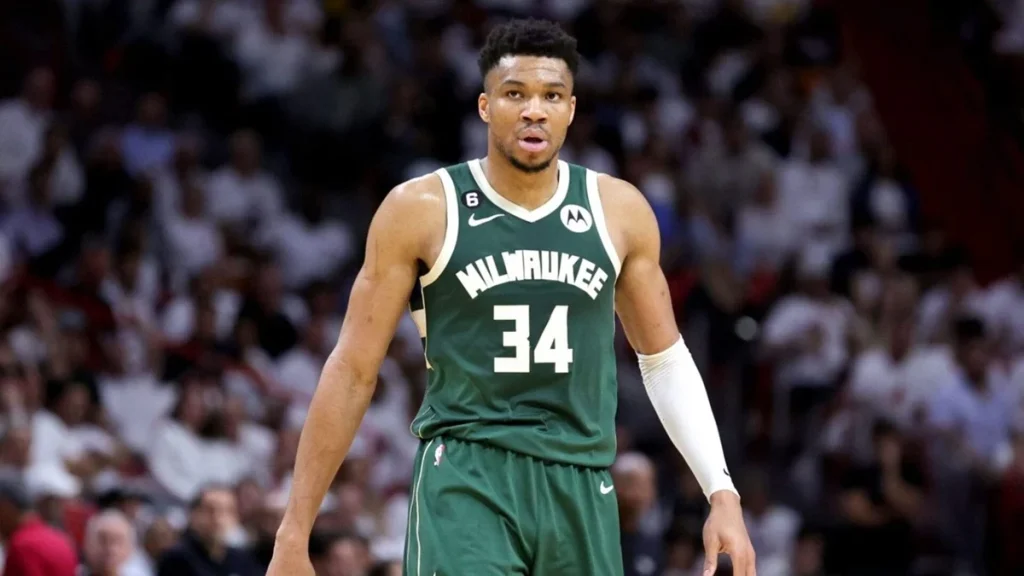 El camino de Giannis fuera de Milwaukee se acelera 1 El camino de Giannis fuera de Milwaukee se acelera Fuente: Agencias