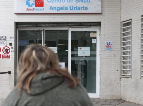 Una mujer llega al Centro de Salud Fuente; Europa Press El gran debe de España en 2026 está en la Sanidad: hospitales abarrotados y sanitarios agotados Fuente: Europa Press