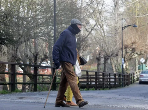 hombre_baston_camina_galicia Un hombre camina con frío en Galicia