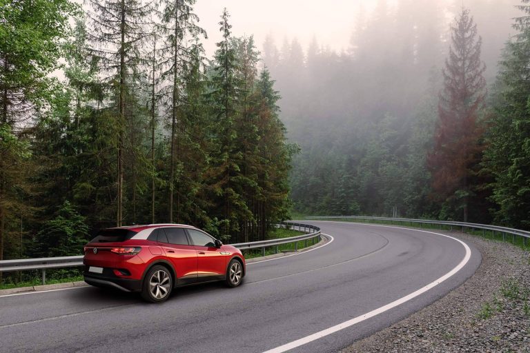 Cobertura, servicios y precio, claves de la estrategia de Línea Directa como aseguradora de coche eficiente