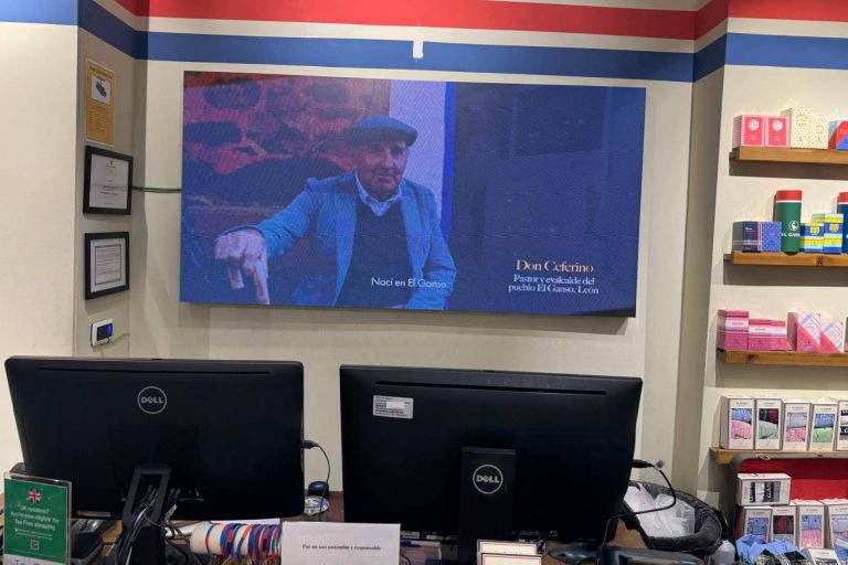 Pantalla LED para negocio en escaparates y cajas para captar más miradas y destacar frente a la competencia