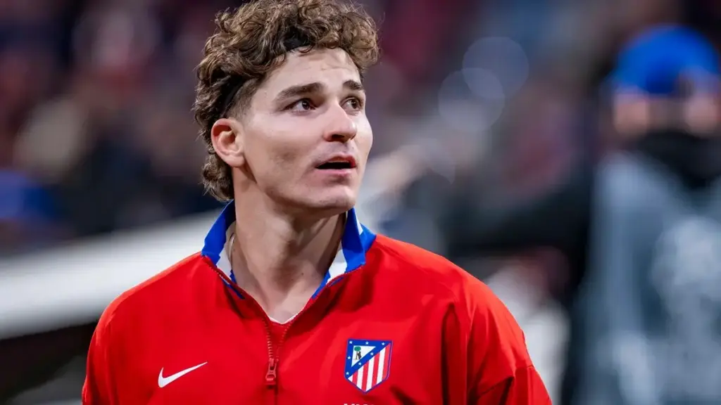 El vestuario del Barça pide a Julián Álvarez pero Flick prefiere otro perfil 1 Julián Álvarez, el elegido del Barça: preparan 100 millones para el golpe del verano Fuente: Agencias