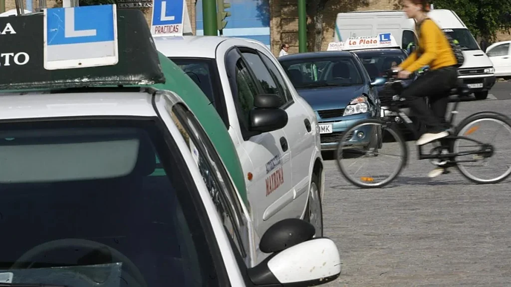 Un cheque de 94 euros para el carnet de conducir, la nueva ayuda de Andalucía Fuente: Agencias