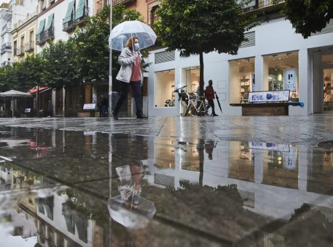 lluvia en la calle Lluvia en la calle de una ciudad española
