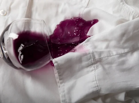 Cómo quitar manchas de vino tinto secas: la mezcla casera que salva tu vestido de fiesta Cómo quitar manchas de vino tinto secas: la mezcla casera que salva tu vestido de fiesta