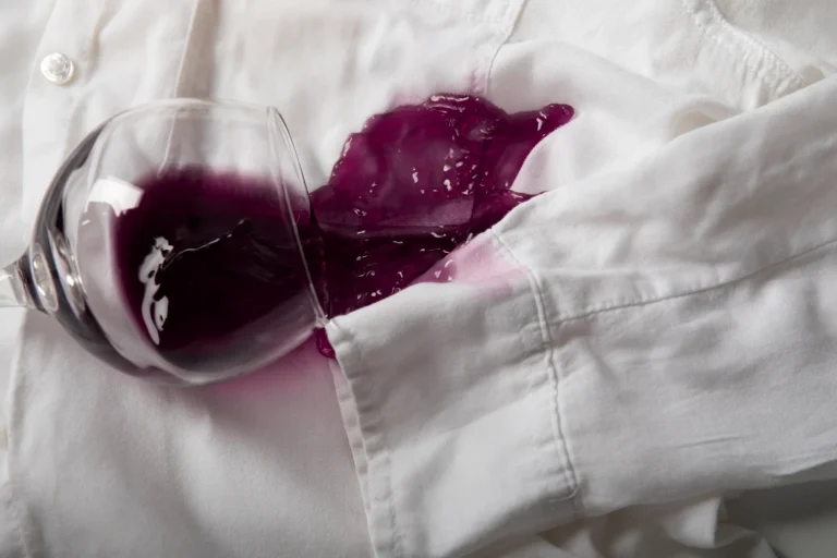 Cómo quitar manchas de vino tinto secas: la mezcla casera que salva tu vestido de fiesta