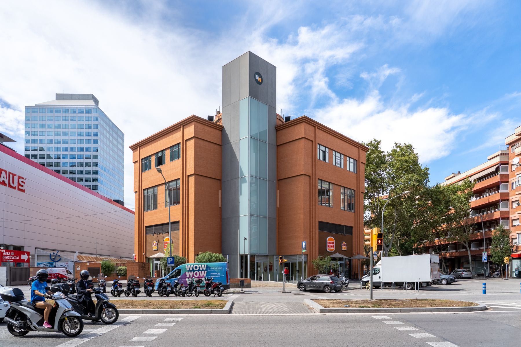 NN Working presenta myRooftop y dos oficinas recién reformadas en el hub empresarial de Zona Franca 1 nn working zona franca fachada