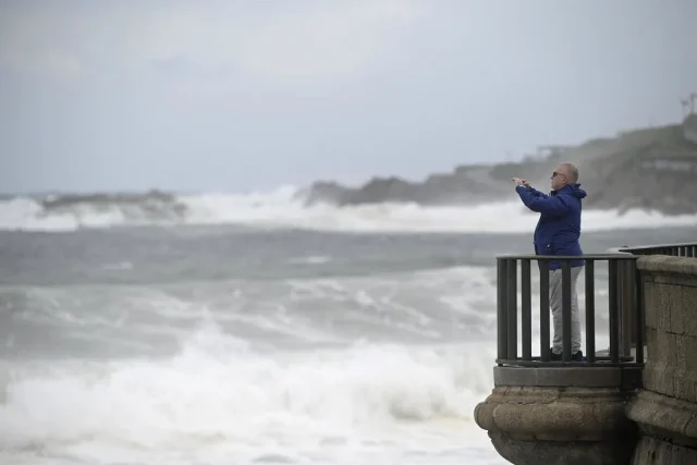 Alerta naranja por oleaje y vientos en 17 provincias