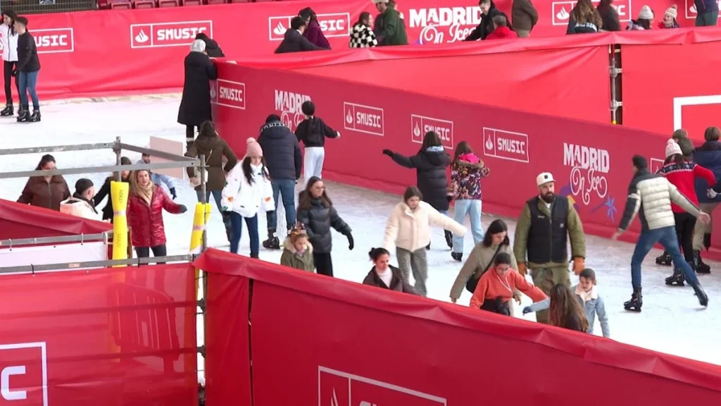 El derbi madrileño de la Navidad: Madrid On Ice vs. Mavidad Bernabéu 2 Personas patinando en Madrid On Ice, en el estadio Metropolitano