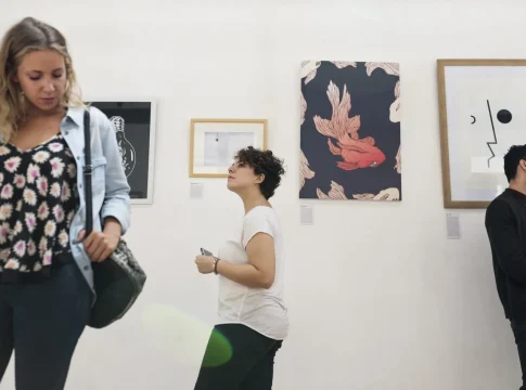 personas-que-asisten-una-exposicion-de-arte