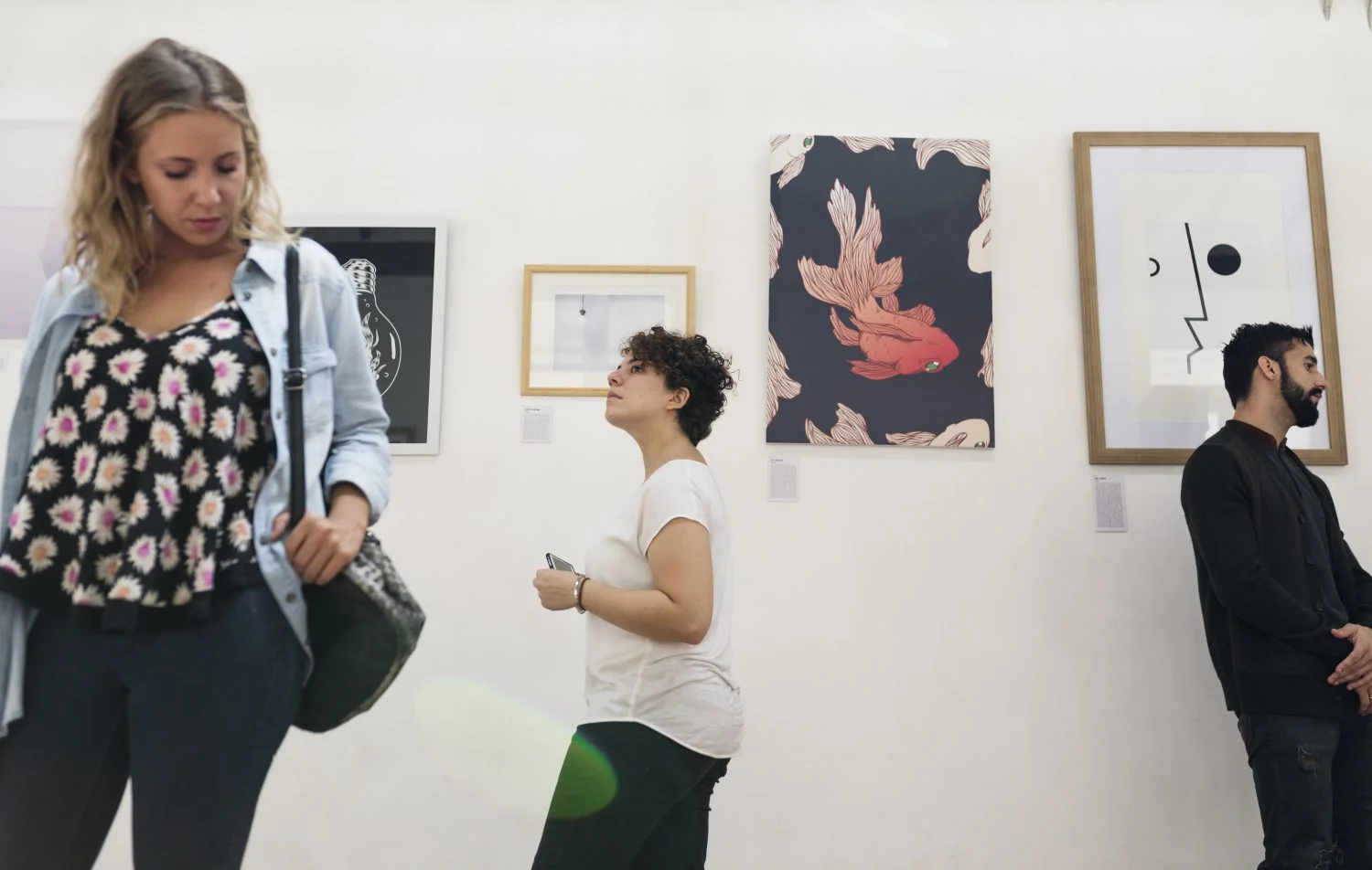 personas-que-asisten-una-exposicion-de-arte