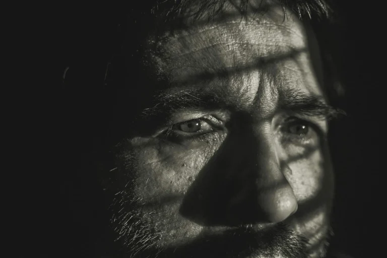 La curva de la felicidad se rompe: la Generación Z es la primera que no remonta con los años