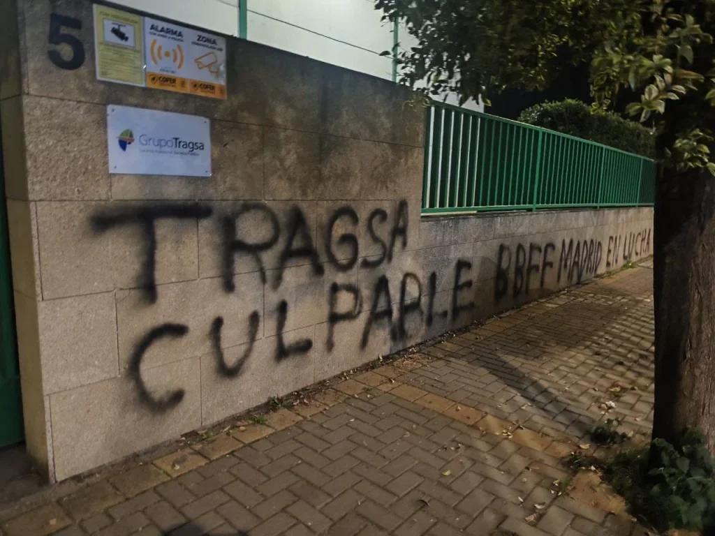 Pintadas en apoyo a los bomberos forestales en sedes de TRAGSA