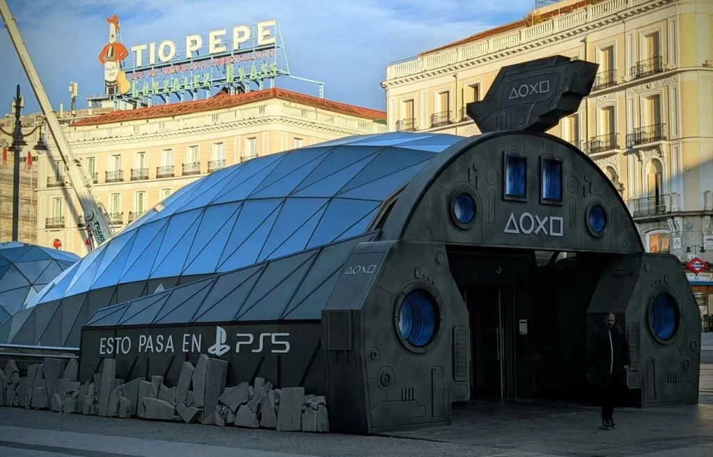 Ballena de Sol con publicidad de PlayStation